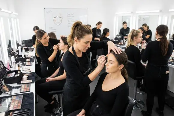 ¿Qué es un curso de maquillaje profesional?