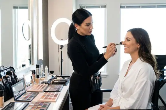 ¿Qué es una maquilladora profesional y cómo puede ayudarte?