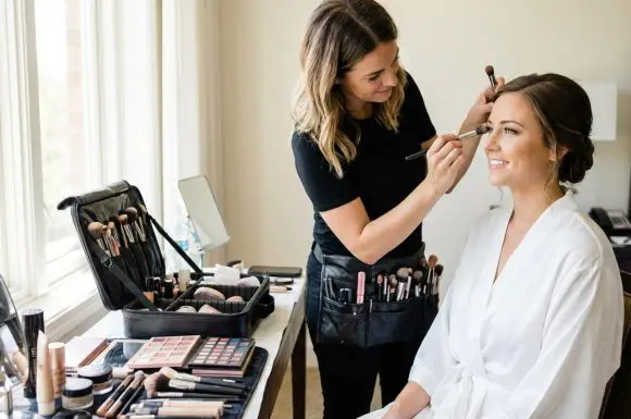 ¿Qué hace una maquilladora para bodas en tu día especial?