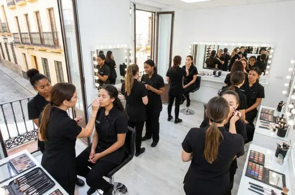 ¿Cómo elegir la mejor escuela de maquillaje en España para ti?